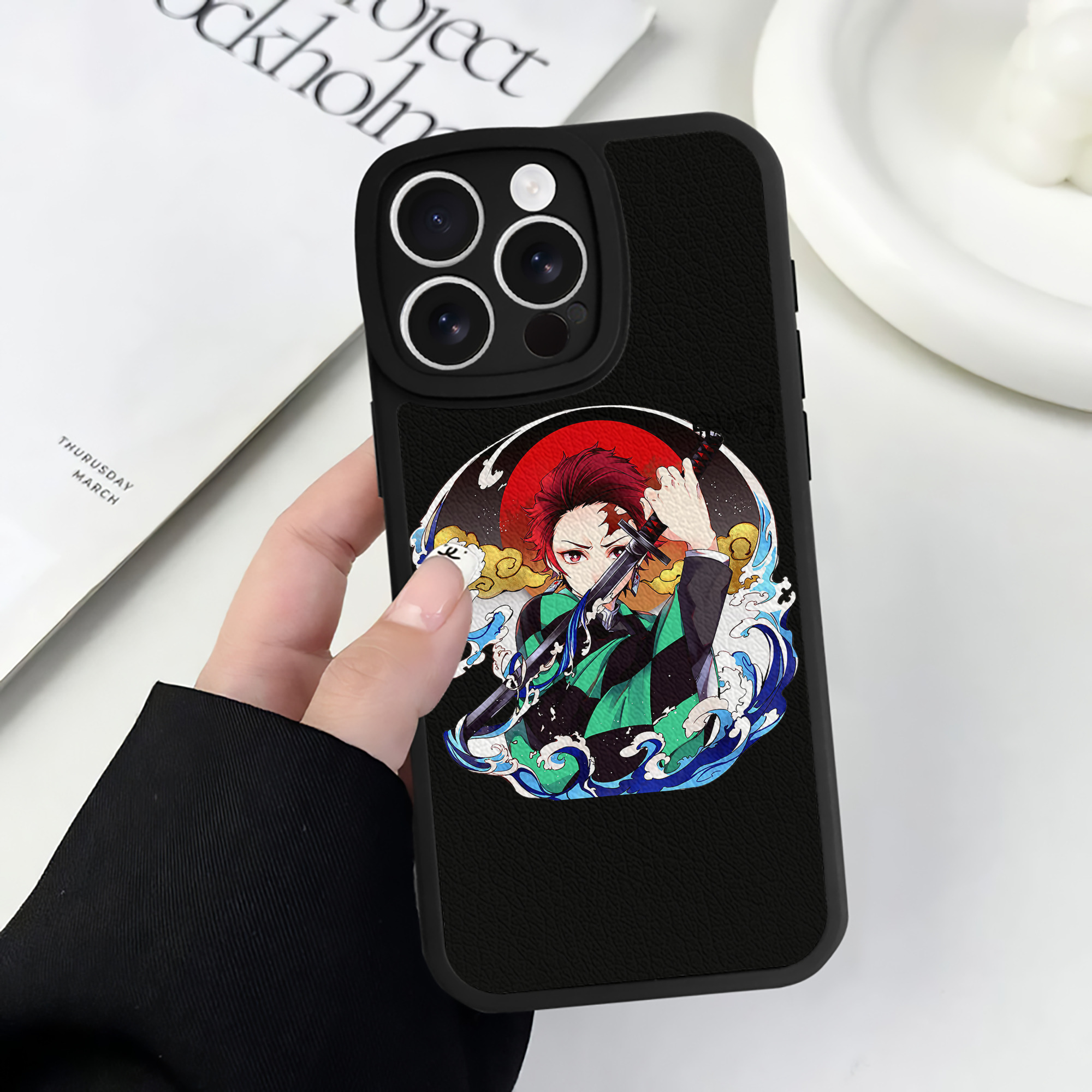 （画像用） 鬼滅の刃 竈門 炭治郎／かまど たんじろう Kamado Tanjirou 【iPhone 16シリーズ対応】シリコンスマホケース（レザー調） 材質：シリコン